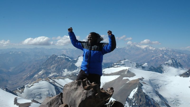 Ini Dia Pendaki Kulit Hitam Pertama yang Sukses Gapai Puncak Everest