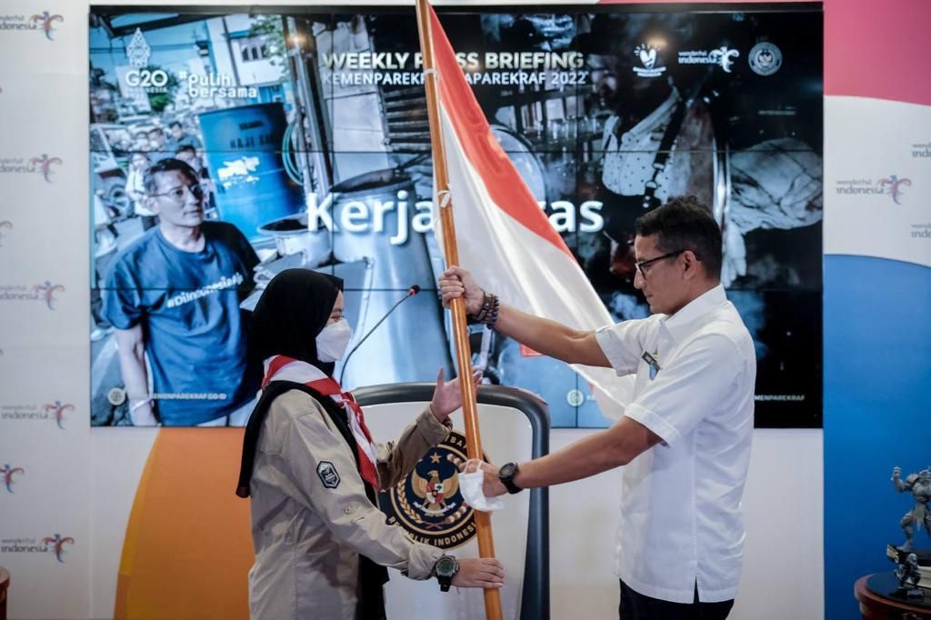 Menparekraf Dukung Misi Pengibaran Bendera Merah Putih di Gunung Elbrus Rusia