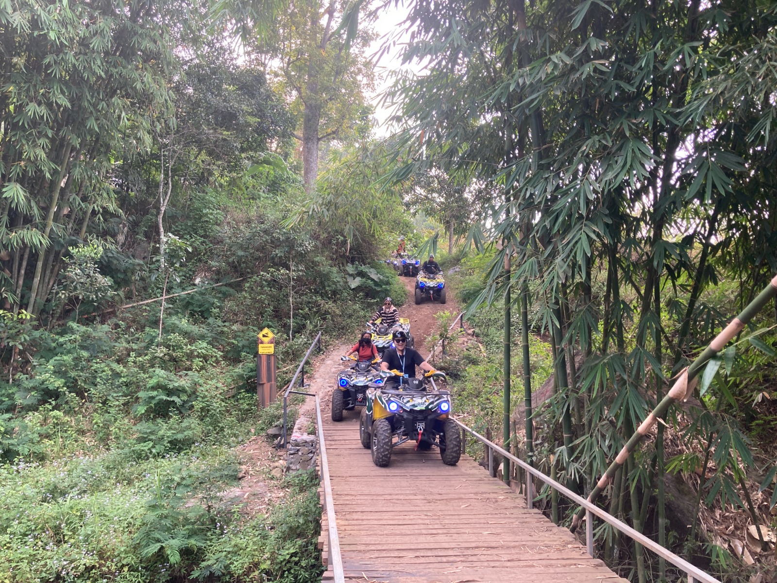 Eksplorasi ATV Off-Road di Kaki Gunung Arjuna sambil berinteraksi dengan satwa di The Grand Taman Safari Prigen